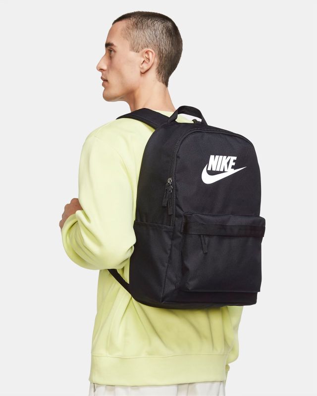 Product: NIKE - Zaino nero e bianco con spallacci regolabili e tasca frontale (1 of 6)