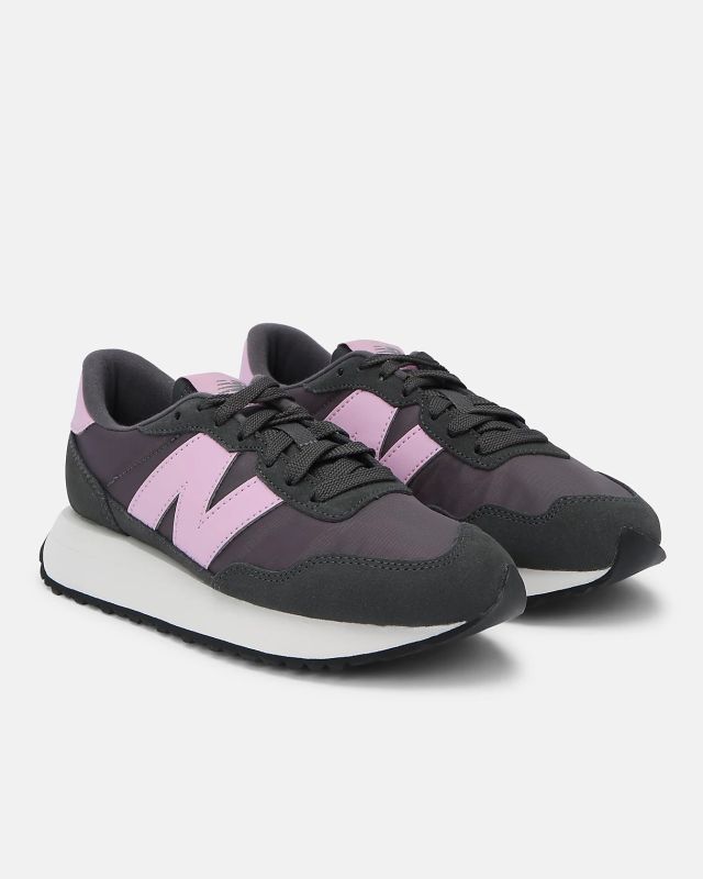 Product: NEW BALANCE - Sneakers da donna nera con logo rosa - 237 (1 of 5)
