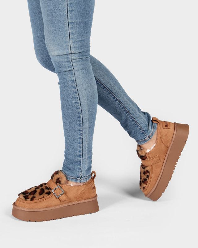 Product: MISS GLOBO - Scarpa camel scamosciata con pelliccia leopardata e cinturino con fibbia (1 of 9)