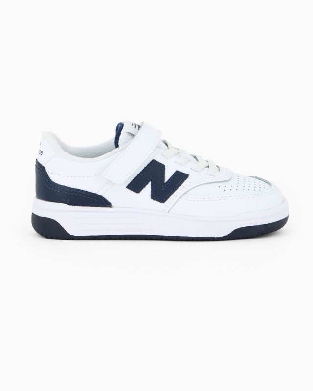 Product: NEW BALANCE -  SNEAKERS KIDS LIFESTYLE BIANCHE CON DETTAGLI BLU DAL 28 AL 35, P0806RV (1 of 6)