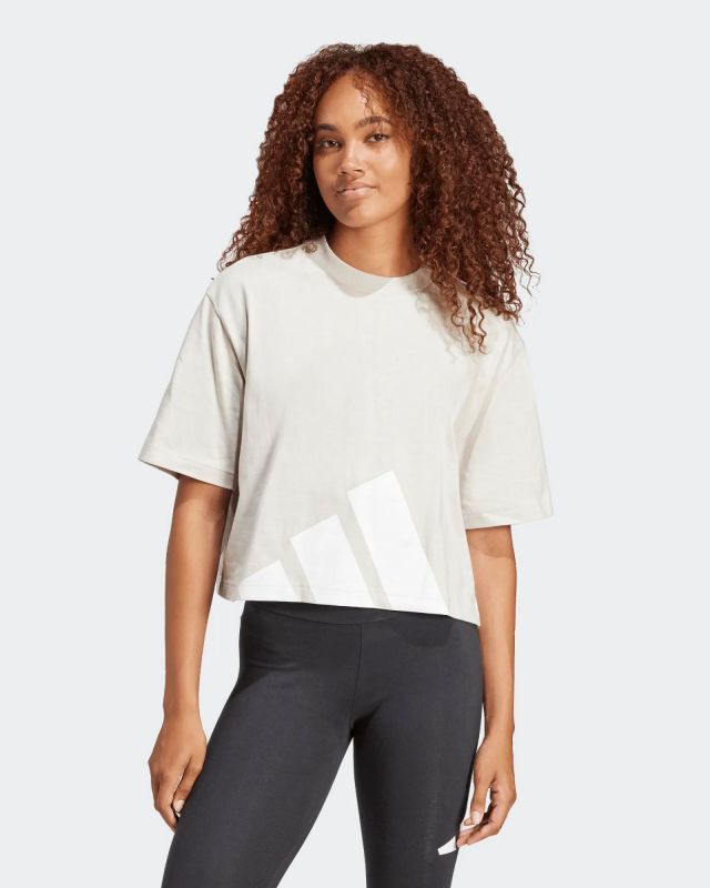Prodotto: ADIDAS - T-SHIRT MEZZA MANICA BEIGE DA DONNA CON LOGO STAMPATO -JG8729