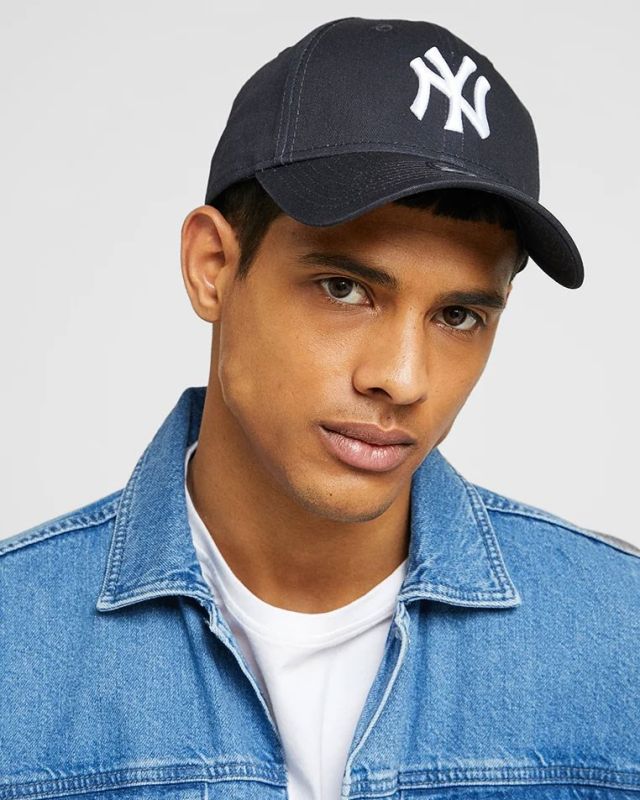 Prodotto: NEW ERA - Cappello blu scuro regolabile con logo bianco - 9 FORTY