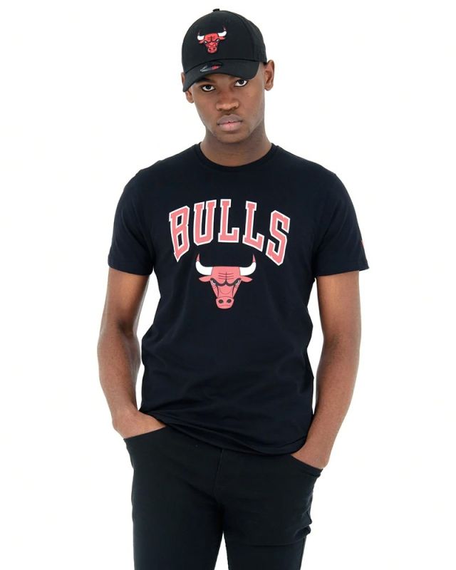 Prodotto: NEW ERA - T shirt girocollo nera in cotone con logo Chicago Bulls