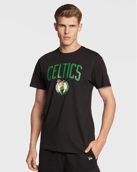 Prodotto: NEW ERA - T shirt girocollo nera in cotone con logo Celtics