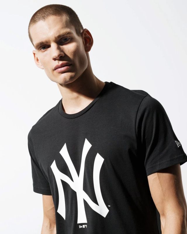 Prodotto: NEW ERA - T shirt girocollo nera in cotone con logo bianco