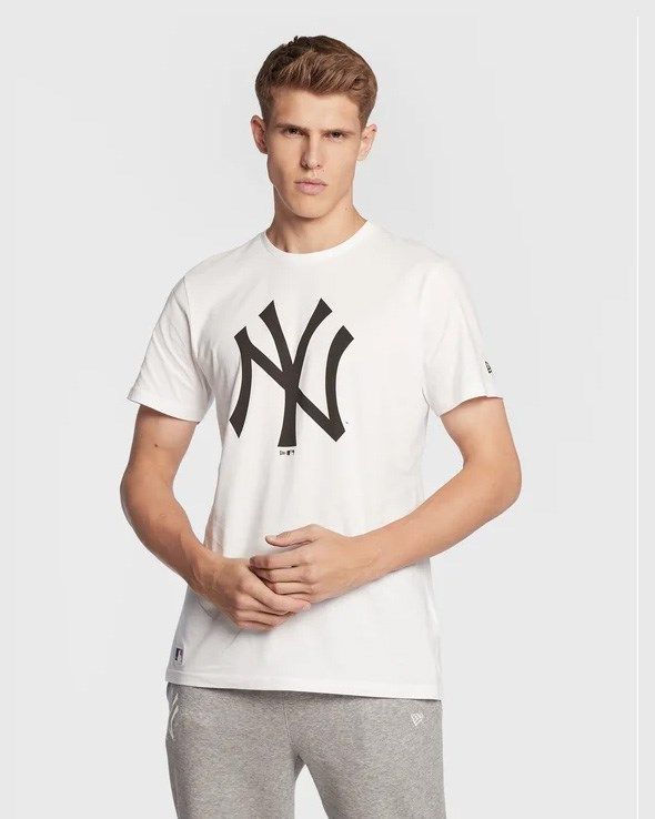 Prodotto: NEW ERA - T shirt girocollo nera in cotone con logo bianco