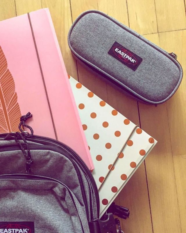 Prodotto: EASTPAK - Borsellino OVAL SINGLE grigio con scomparto interno con passanti portapenne