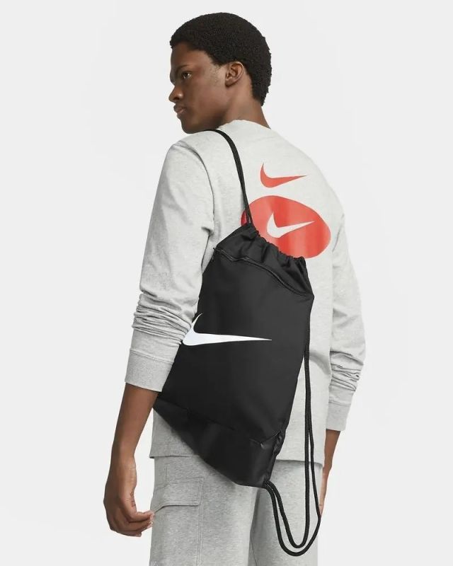 Prodotto: NIKE - Sacca da palestra nera con tasca frontale e fondo rinforzato