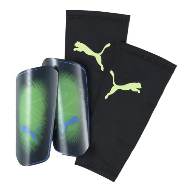 Prodotto: PUMA ULTRA LIGHT SLEEVE - Parastinchi neri e verdi con dettagli blu e manica di fissaggio nera