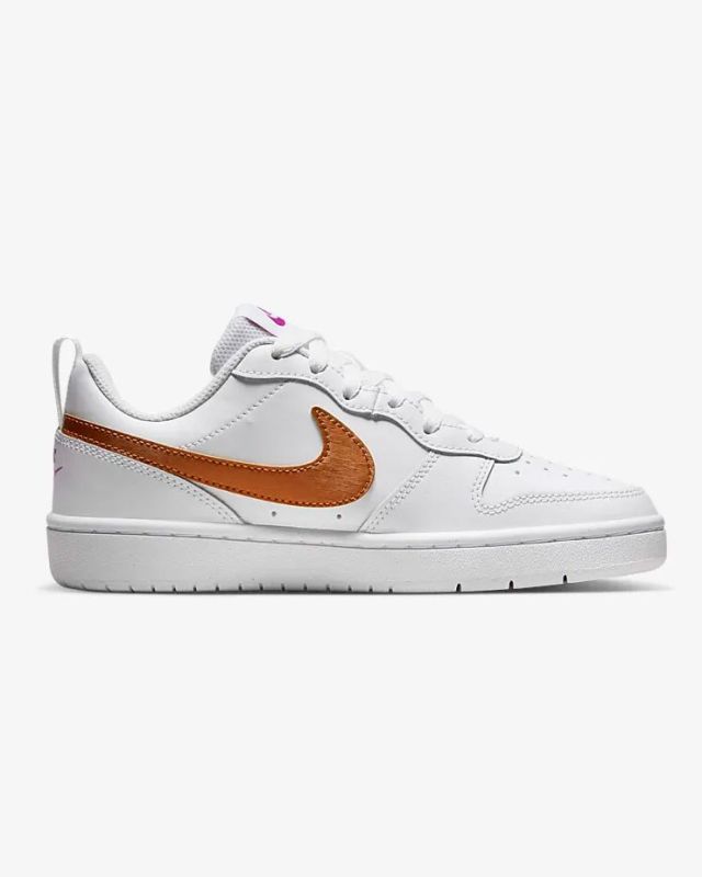 Prodotto: NIKE - Sneakers bianca in VERA PELLE con logo oro satinato e dettagli viola, numerata 36/40 - COURT BOROUGH LOW 2 SE GS