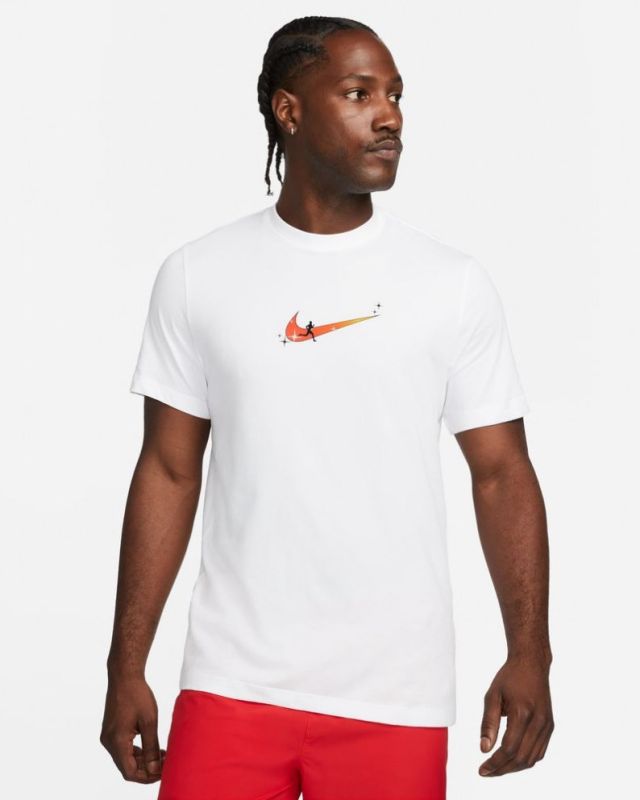 Prodotto: NIKE - T shirt bianca da uomo in tessuto traspirante con stampa frontale e posteriore