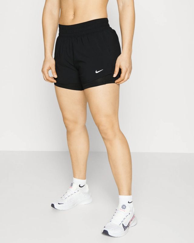 Prodotto: NIKE - Pantaloni corti loose fit da donna neri in tessuto traspirante con logo bianco