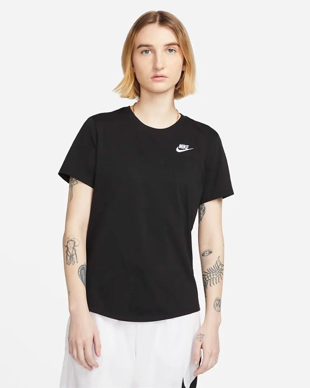 Prodotto: NIKE – T-SHIRT SPORTSWEAR CLUB  ESSENTIALS NERA DA DONNA – DX7902/010