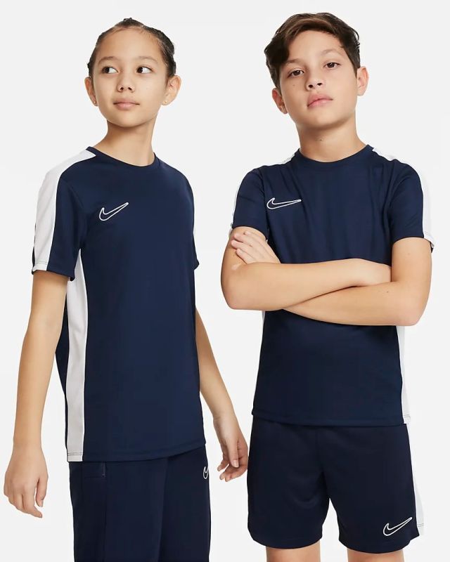 Prodotto: NIKE - T shirt da bambino blu con bande laterali e logo bianco