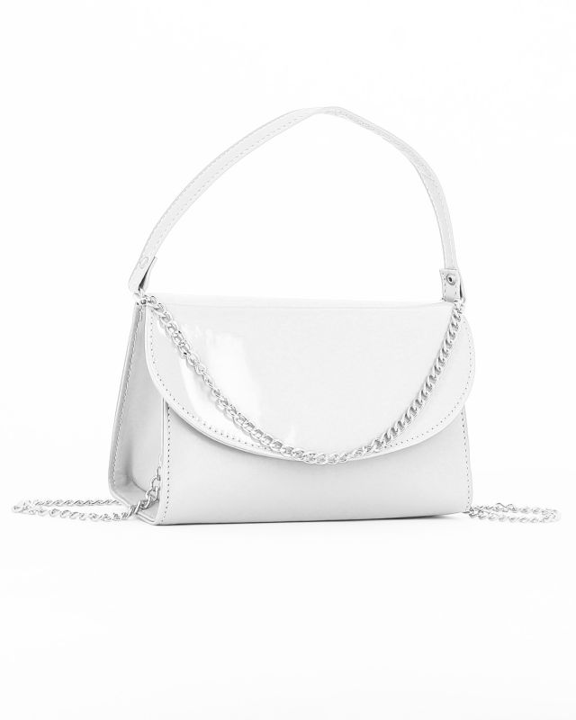Prodotto: ANNES NICOLE - Pochette bianca un manico con patta in vernice e dettaglio catenina, MADE IN ITALY
