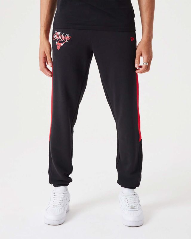 Prodotto: NEW ERA - Pantalone tuta da uomo nero con bande laterali rosse e logo Chicago Bulls