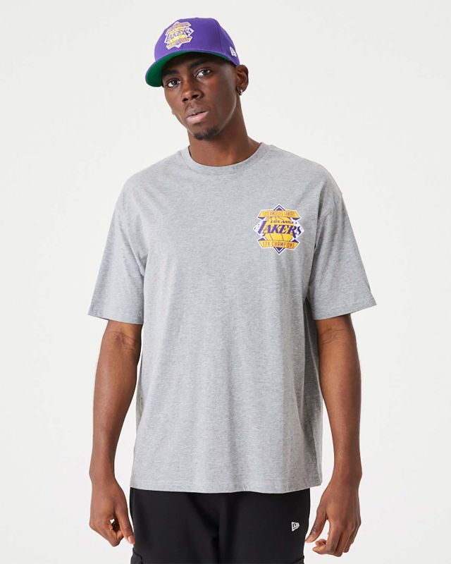 Prodotto: NEW ERA - T shirt oversize fit grigia in cotone con logo Lakers anteriore e posteriore