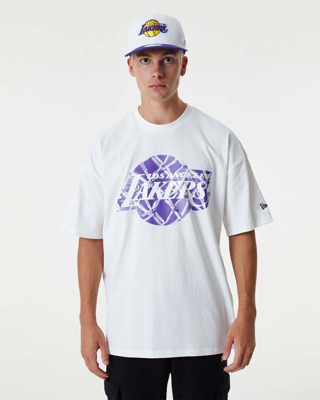 Prodotto: NEW ERA - T shirt oversize da uomo bianca in cotone con logo Lakers viola
