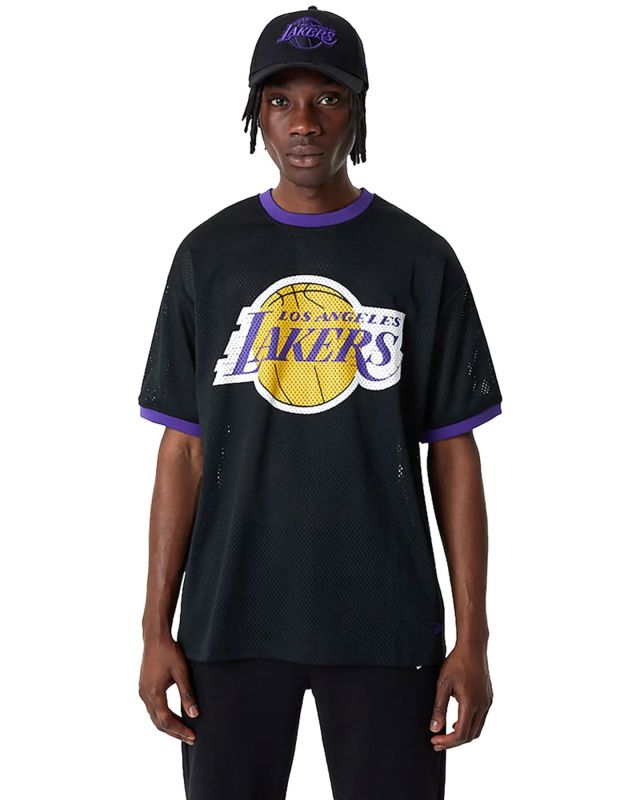 Prodotto: NEW ERA - T shirt girocollo oversize fit nera e viola in mesh traspirante con logo Lakers