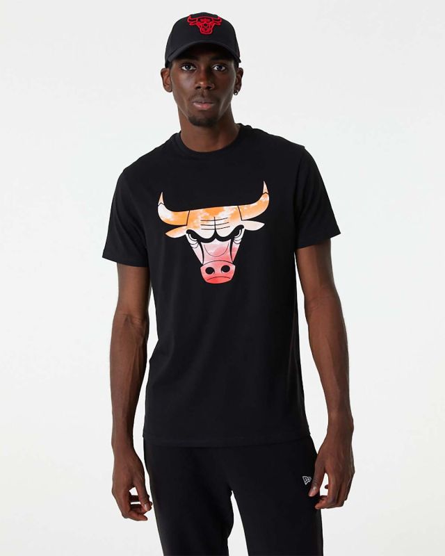 Prodotto: NEW ERA - T shirt girocollo da uomo nera in cotone con logo Chicago Bulls