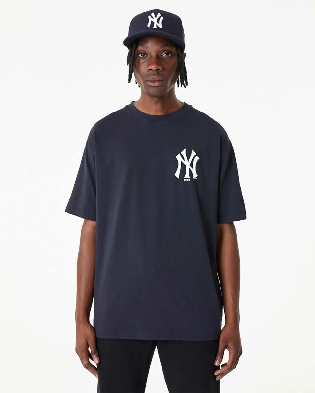 Prodotto: NEW ERA - T shirt oversize da uomo blu scuro con logo bianco