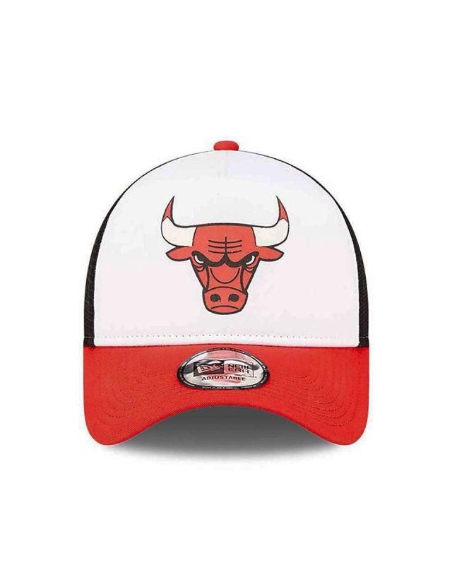 Prodotto: NEW ERA - Cappello bianco e rosso regolabile con pannello posteriore nero in mesh e logo Chicago Bulls