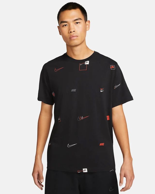 Prodotto: NIKE - T shirt girocollo nera in cotone con loghi colorati
