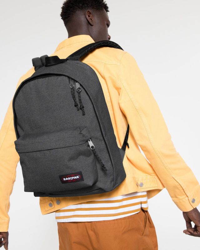 Prodotto: EASTPAK - Zaino OUT OF OFFICE grigio con tasca frontale e scomparto laptop