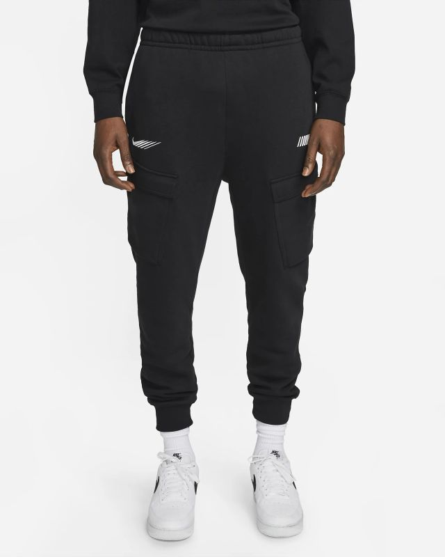 Prodotto: NIKE - Pantalone tuta da uomo nero con elastico alla caviglia e logo bianco