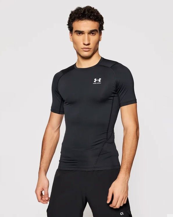 Prodotto: UNDER ARMOR - T shirt da allenamento nera aderente in tessuto traspirante con