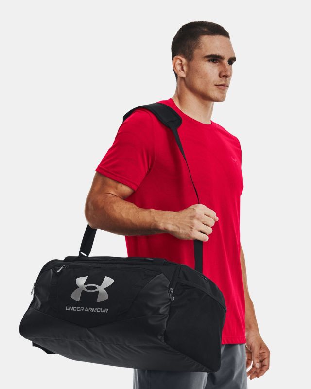 Prodotto: UNDER ARMOR - Borsone nero impermeabile con tasca frontale e logo bianco