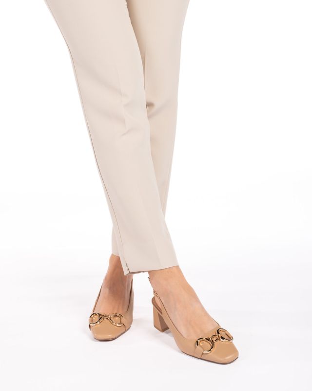 Prodotto: MISS GLOBO - Décolleté beige slingback con morsetto dorato, tacco 5CM