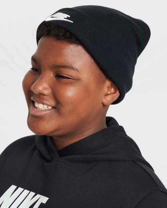 Prodotto: NIKE - Berretto nero da bambino con logo bianco - HF5498/010