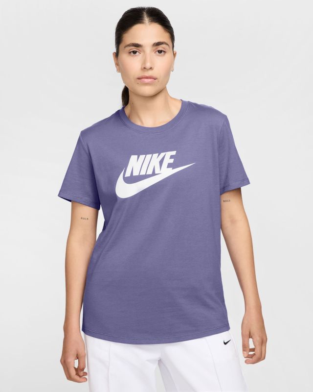 Prodotto: NIKE – T- SHIRT DA DONNA SPORTSWEAR ESSENTIALS VIOLA – DX7906/527