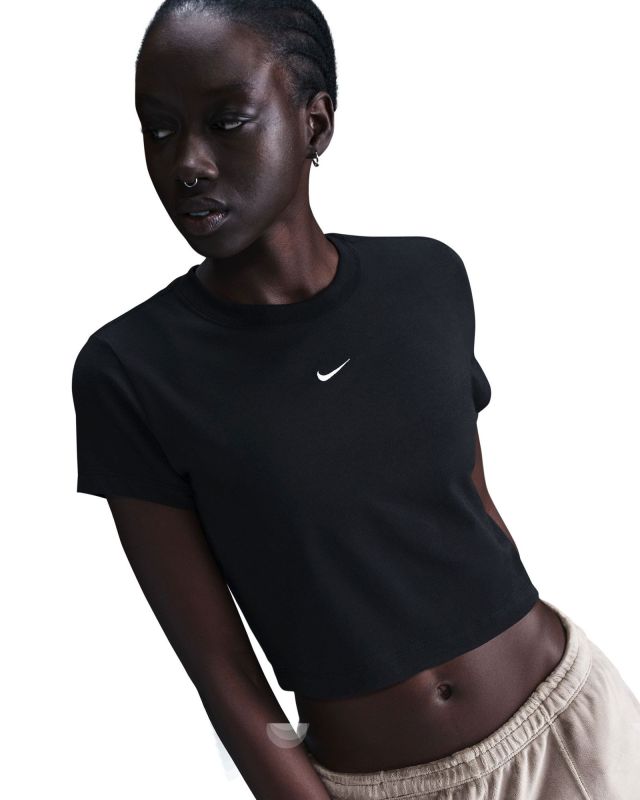 Prodotto: NIKE - T-SHIRT SPORTSWEAR CHILL KNIT a maniche corte nera con logo bianco - HF9538/011