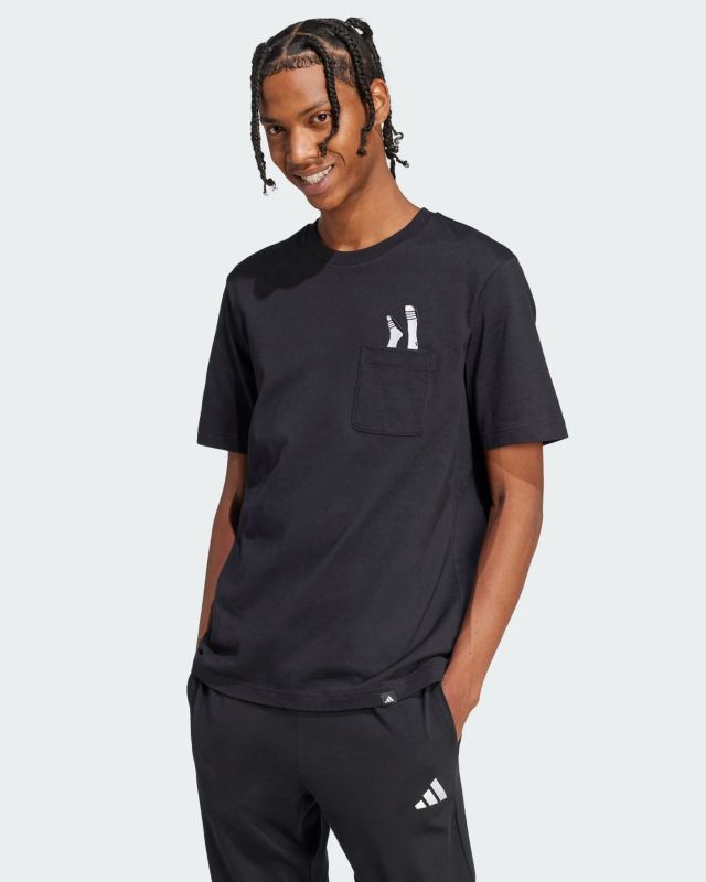 Prodotto: ADIDAS - T-SHIRT UOMO NERA MEZZA MANICA LOUNGE SLIDES GRAPHIC POCKET - JC5283