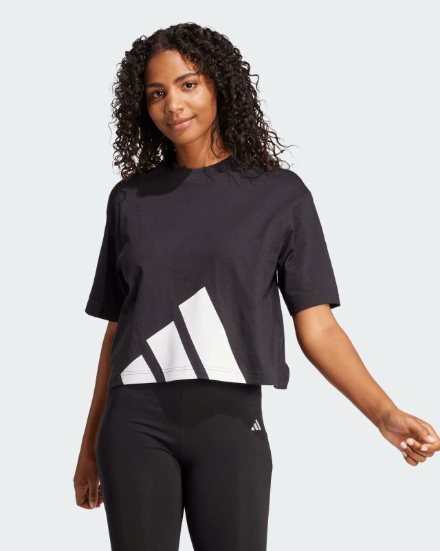 Prodotto: ADIDAS - T-SHIRT DONNA MEZZA MANICA NERA CON LOGO STAMPATO -JG8736