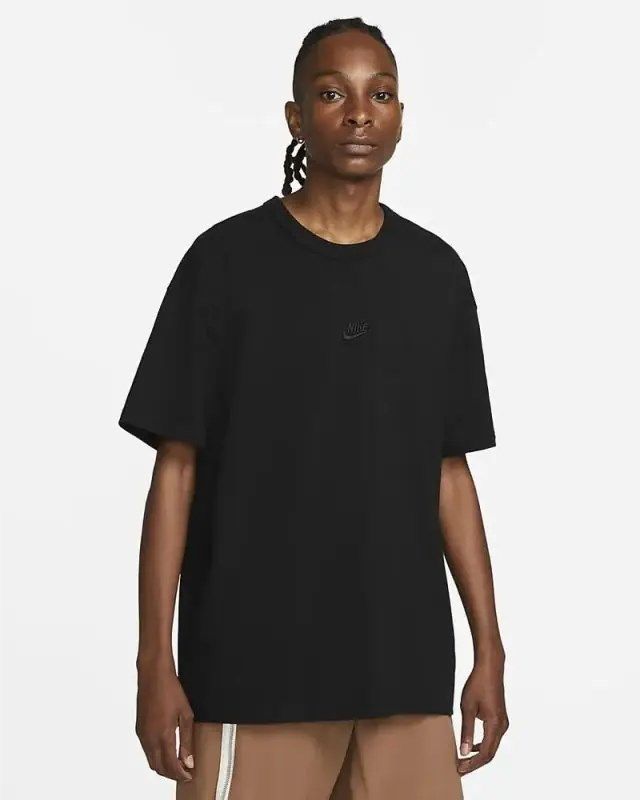 Prodotto: NIKE -  T-SHIRT UOMO MEZZA MANICA SPORTSWEAR  NERA PREMIUM ESSENTIALS, DO7392-010