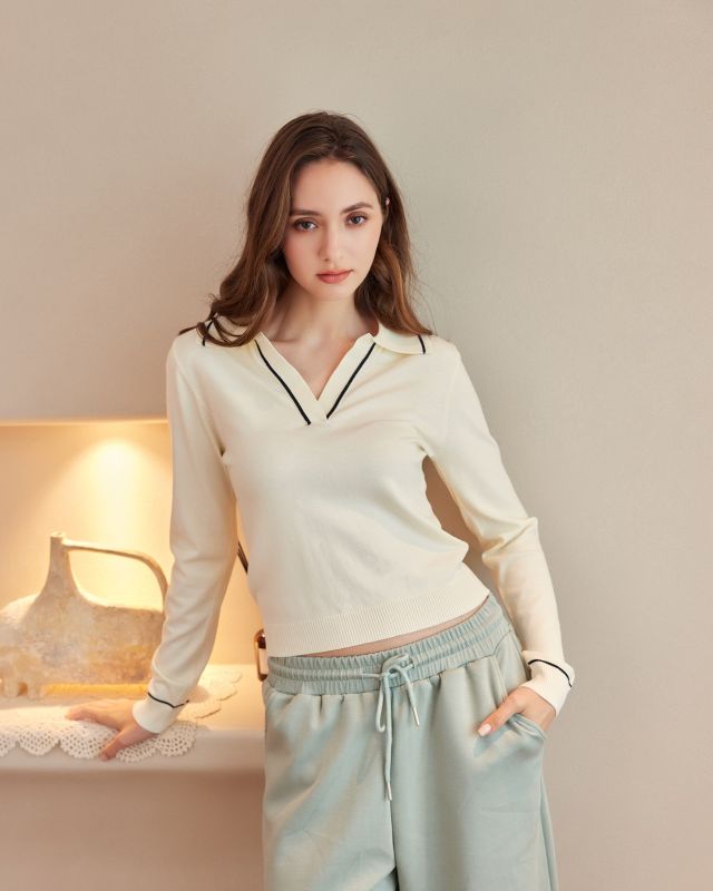 Prodotto: BACHATA - Maglia manica lunga bianca con scollo a V e colletto da donna