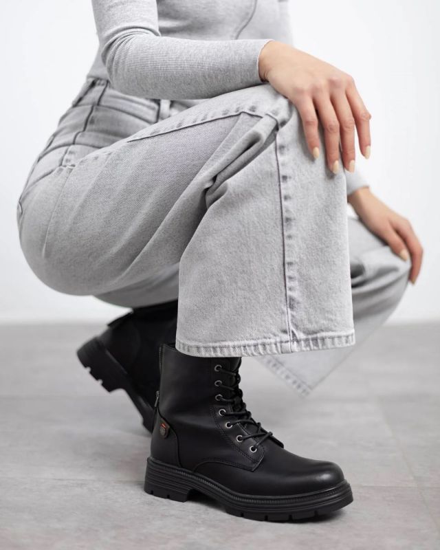 Prodotto: REFRESH - Anfibio nero con lacci, zip laterale e inserto posteriore con strass e zip