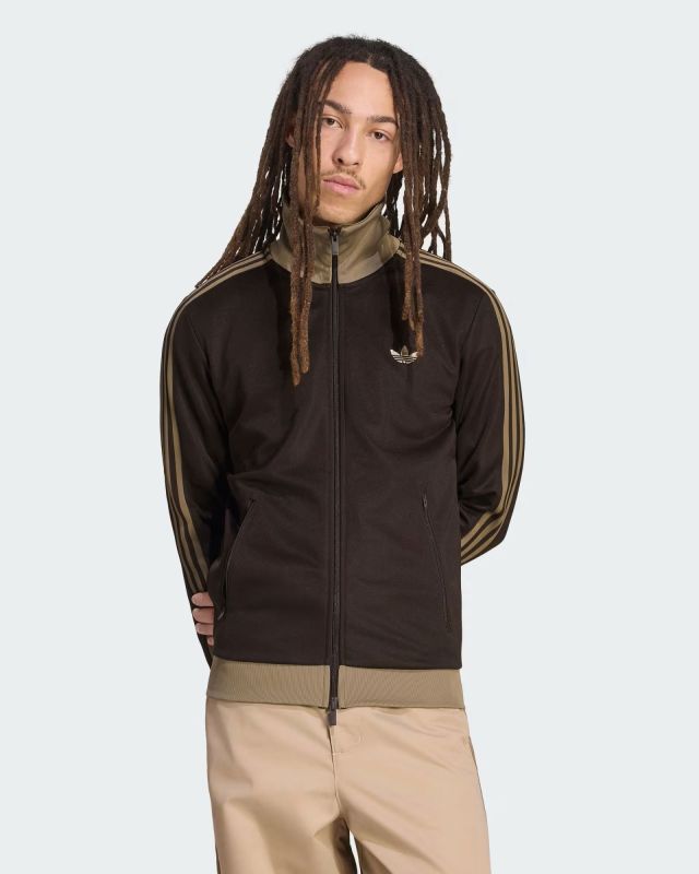 Prodotto: ADIDAS - FELPA TRACK TOP ICONICO MARRONE CON DETTAGLI BEIGE DA UOMO, KT5042