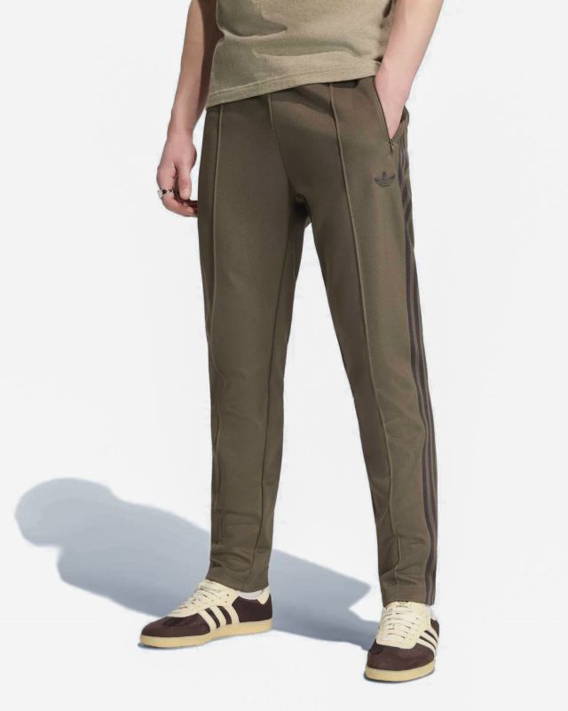 Prodotto: ADIDAS -PANTALONE TUTA BECKENBAUER VERDE OLIVA CON DETTAGLI NERI DA UOMO, KT5049