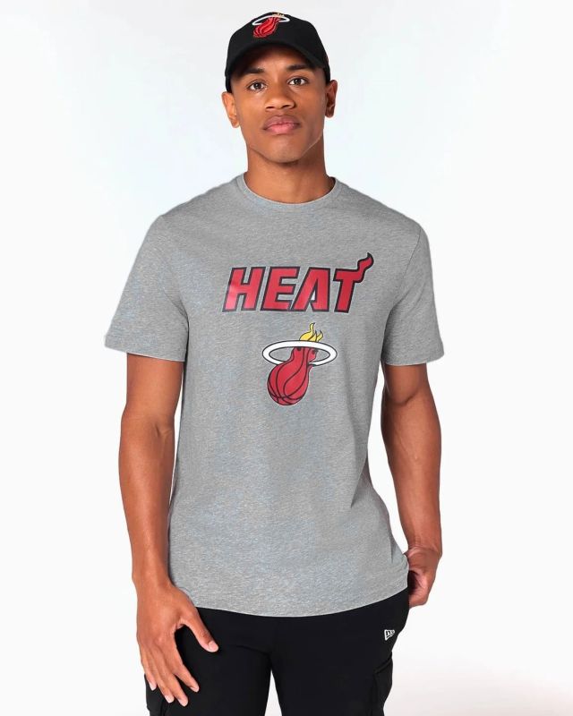 Prodotto: NEW ERA - T-SHIRT MEZZE MANICHE LOGO MIAMI HEAT GRIGIA CON DETTAGLI ROSSI E  BIANCHI, 11204000