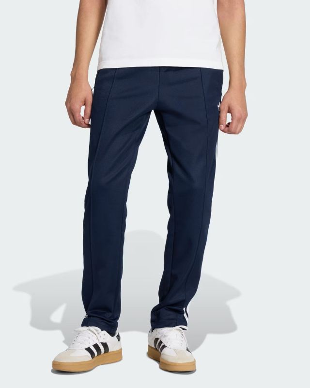 Prodotto: ADIDAS -PANTALONE TUTA BECKENBAUER BLU CON DETTAGLI BIANCHI DA UOMO, KE3529