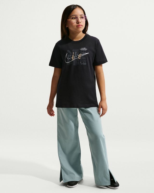 Prodotto: NIKE  – T-SHIRT KIDS MEZZA MANICA TEE CLUB SCRIPT NERA –II0278/010