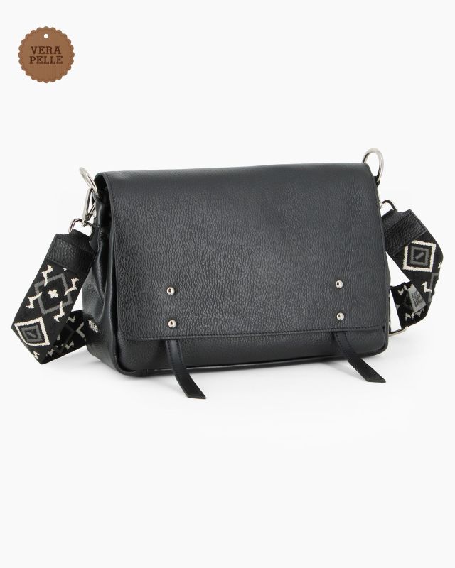 Prodotto: DIVAS - Borsa nera VERA PELLE con patta e tracolla nastro -MADE IN ITALY