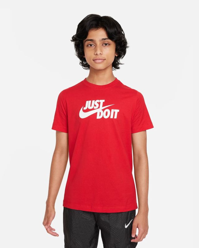 Prodotto: NIKE - T shirt da bambino rossa con logo bianco