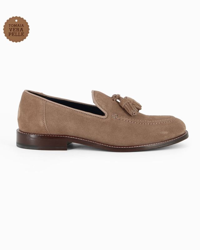 Prodotto: CLASS MAN - Mocassino taupe scamosciato in VERA PELLE con nappe e suola a contrasto