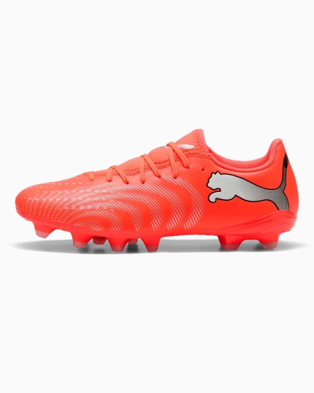 Prodotto: PUMA - SCARPA DA CALCIO FUTURE 9 PLAY FG/AG ROSSA FLUO CON DETTAGLI GRIGI E NERI DA UOMO, 108715-01