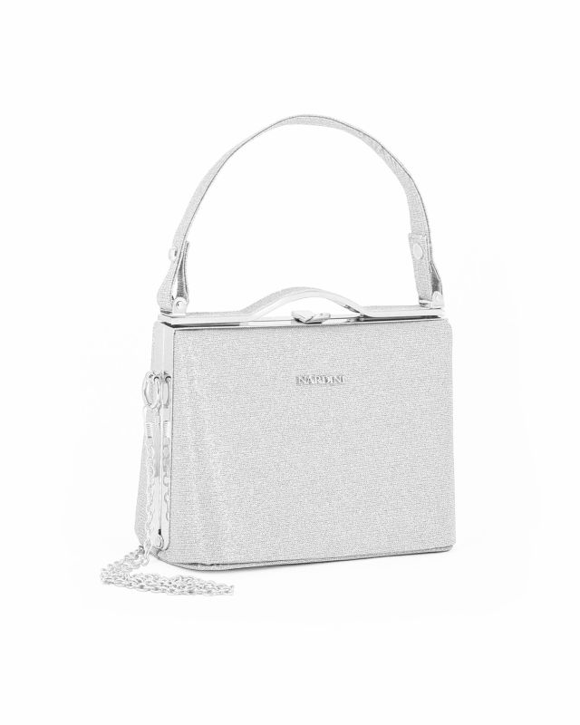 Prodotto: NARDINI - Pochette argento in lurex con un manico e tracollina removibile